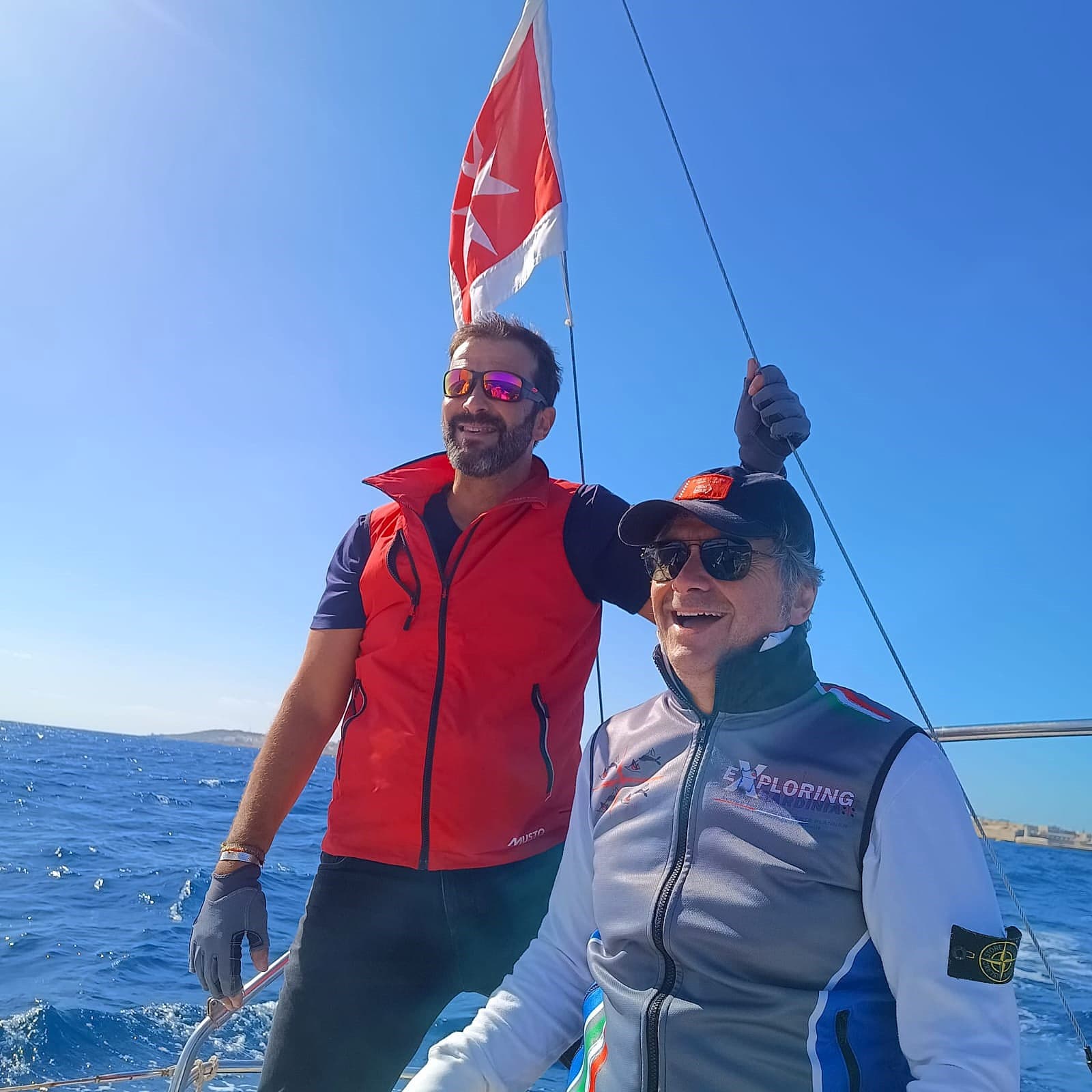 Discover, learn and practice basic sailing manouvers.