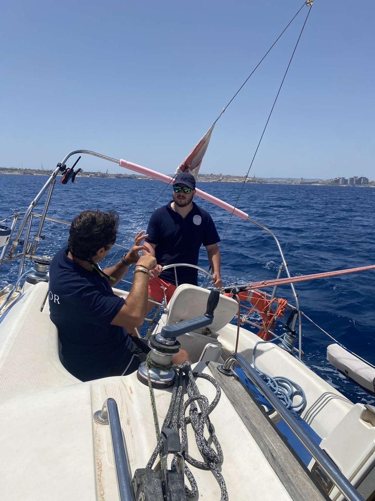 Discover, learn and practice basic sailing manouvers. - Image 1